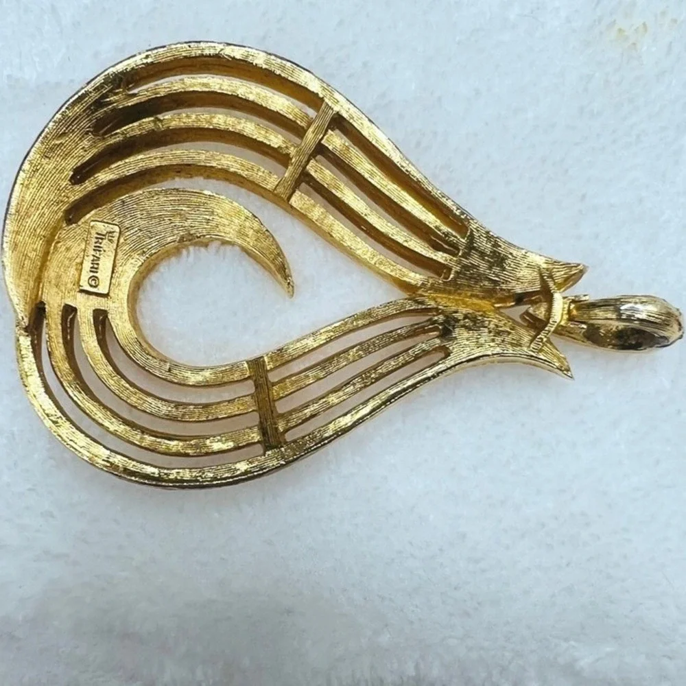 Vintage Trifari Pendant Teardrop Swoop Gold‎ Tone 2.25 X 1.5